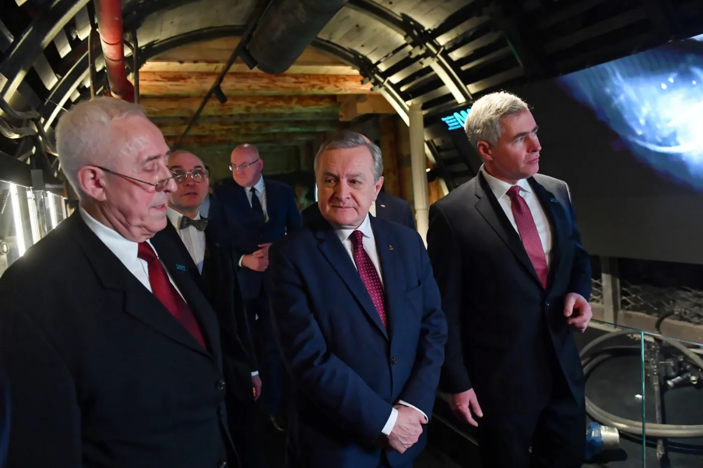 Wicepremier, minister kultury i dziedzictwa narodowego Piotr Gliński, specjalista w NMT Paweł Gogolewski oraz dyrektor NMT Mirosław Zientarzewski