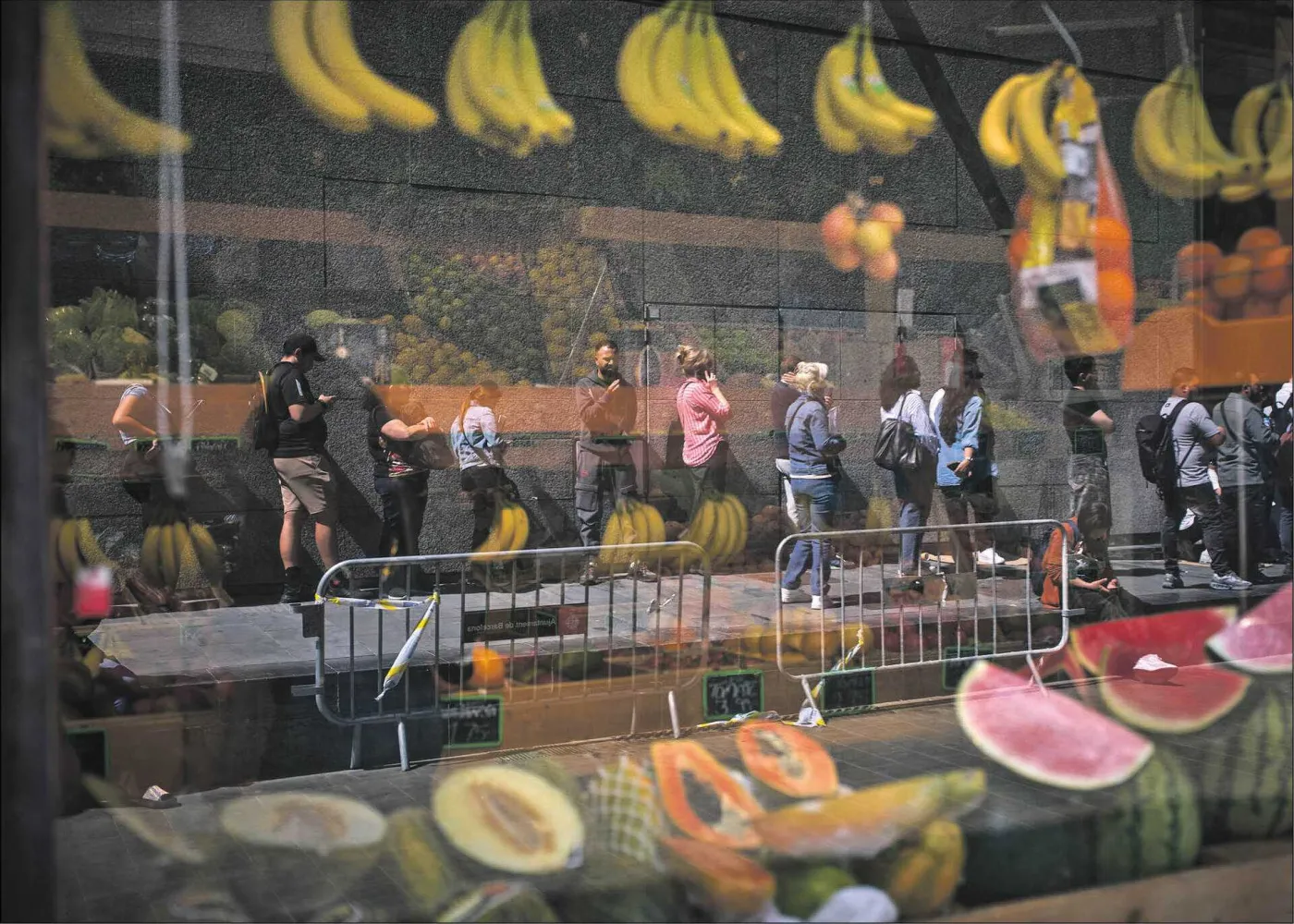 Migranci oczekujący na złożenie wniosku o legalizację pobytu, Barcelona