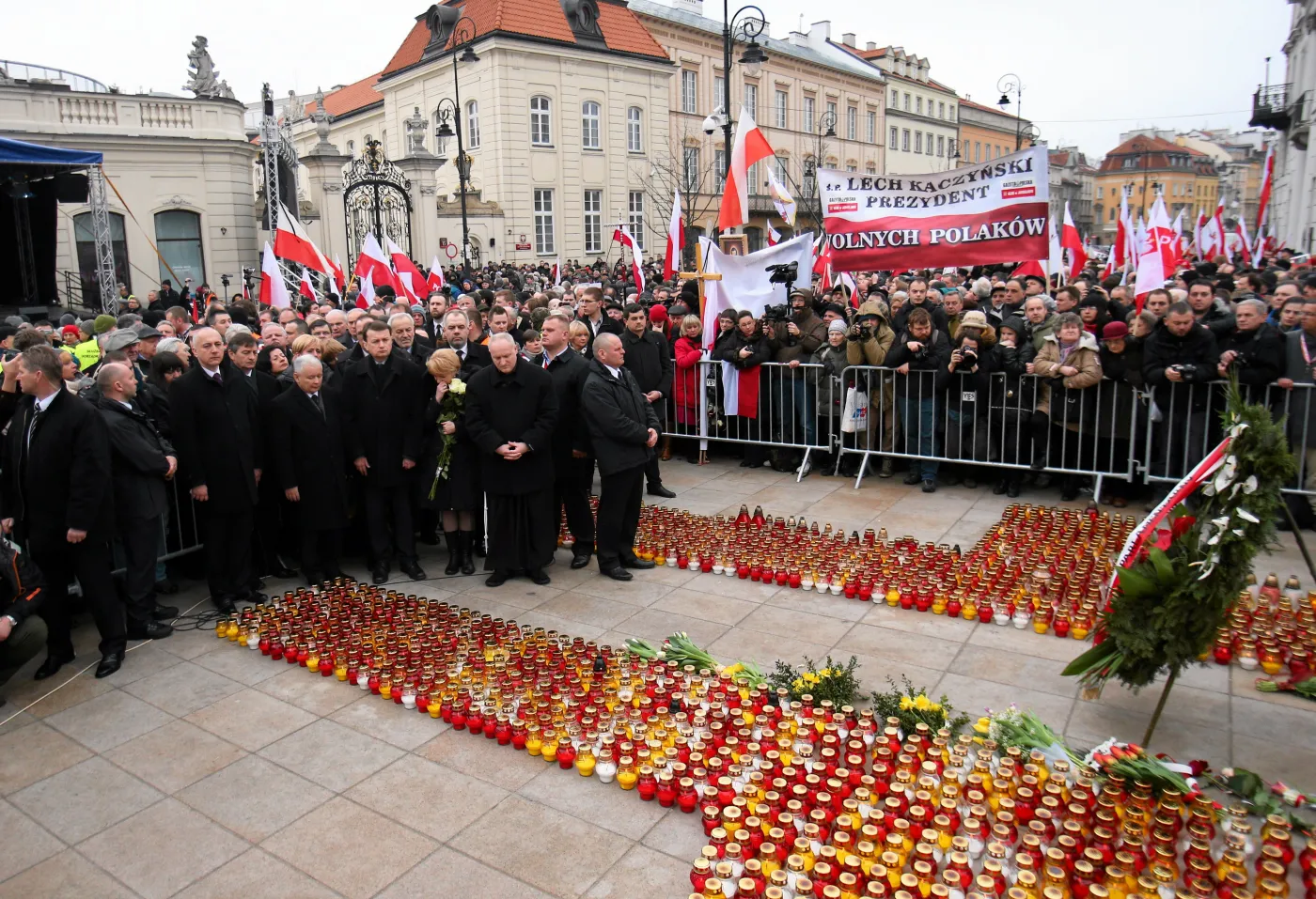 1283133-jaroslaw-kaczynski-podczas-apelu-poleglych-o-godzinie-8-41-w-3-rocznice-katastrofy-smolenskiej.jpg