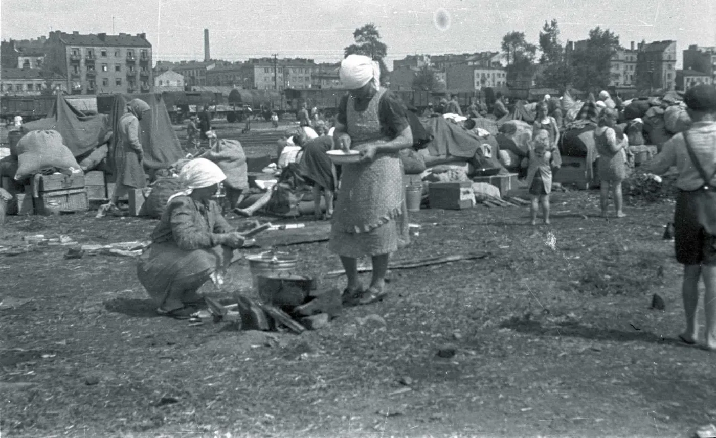 Repatrianci zza Buga czekają na pociąg, który ma ich zawieźć na Ziemie Odzyskane. Warszawa, 1945 r.