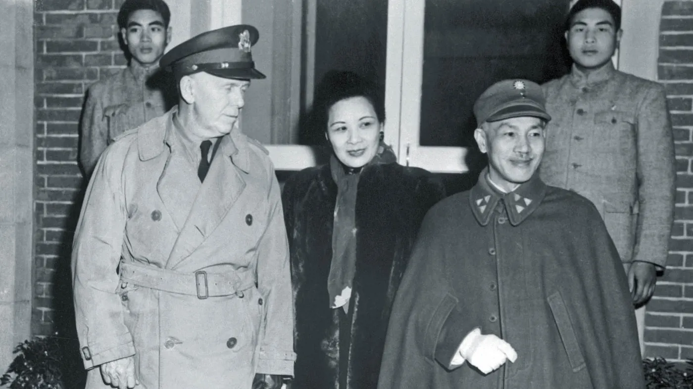 Generał George Marshall z generalissimusem Czang Kaj-szekiem i jego żoną Soong Meiling w Nankinie