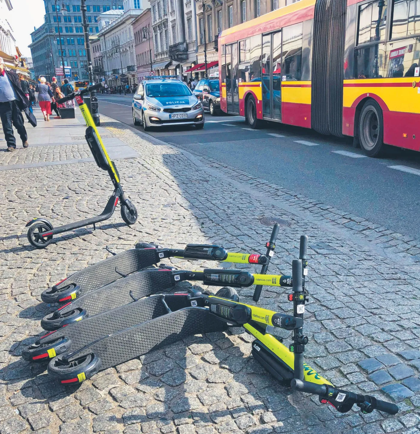 Miasta same próbują okiełznać hulajnogi