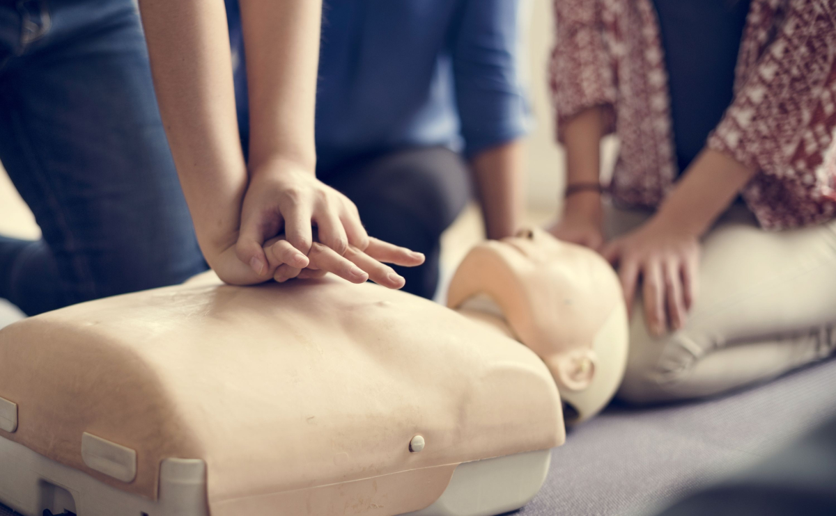 mObywatel szkolenia obronne MON Ministerstwo Cyfryzacji cyberbezpieczeństwo pierwsza pomoc edukacja obywatelska bezpieczeństwo edukacja państwo onlinemasaż serca kurs pierwszej pomocy