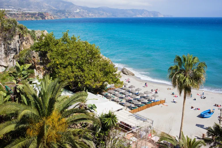 Plaża w miejscowości Nerja, Costa del Sol