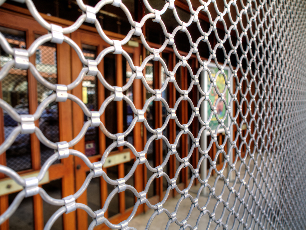 Ustanie prowadzenia działalności gospodarczej nie stanowi o ustaniu stosunku pracy. Trzeba płacić składki i wynagrodzenie