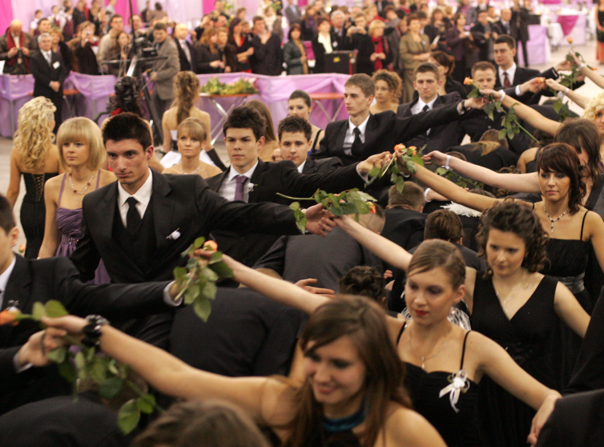 Przesądy studniówkowe: Czerwony akcent, nowy garnitur i polonez - gwarancja sukcesu na maturze?