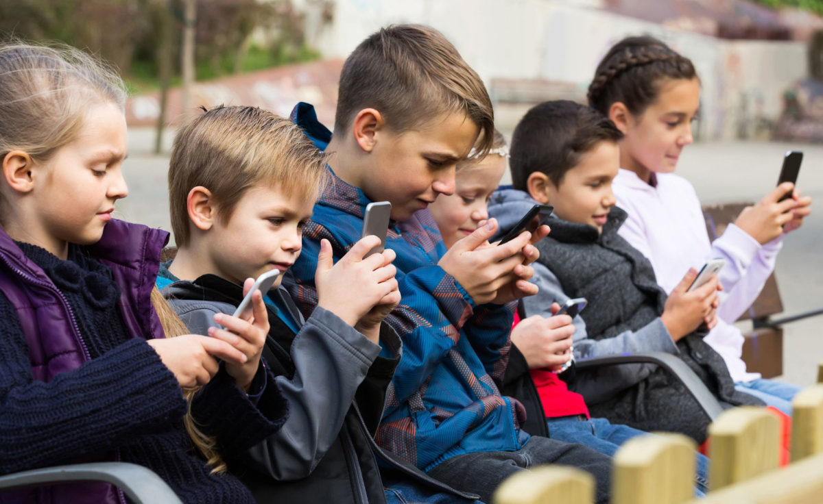 Cyfrowe zagrożenia dzieci? Problemy mają głębsze źródła niż smartfony i internet