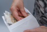 Czy pracownikowi przechodzącemu na emeryturę pomostową przysługuje odprawa emerytalna